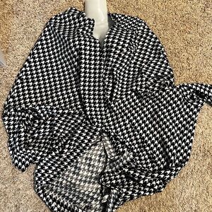 SHEIN Black and White Houndstooth Top
